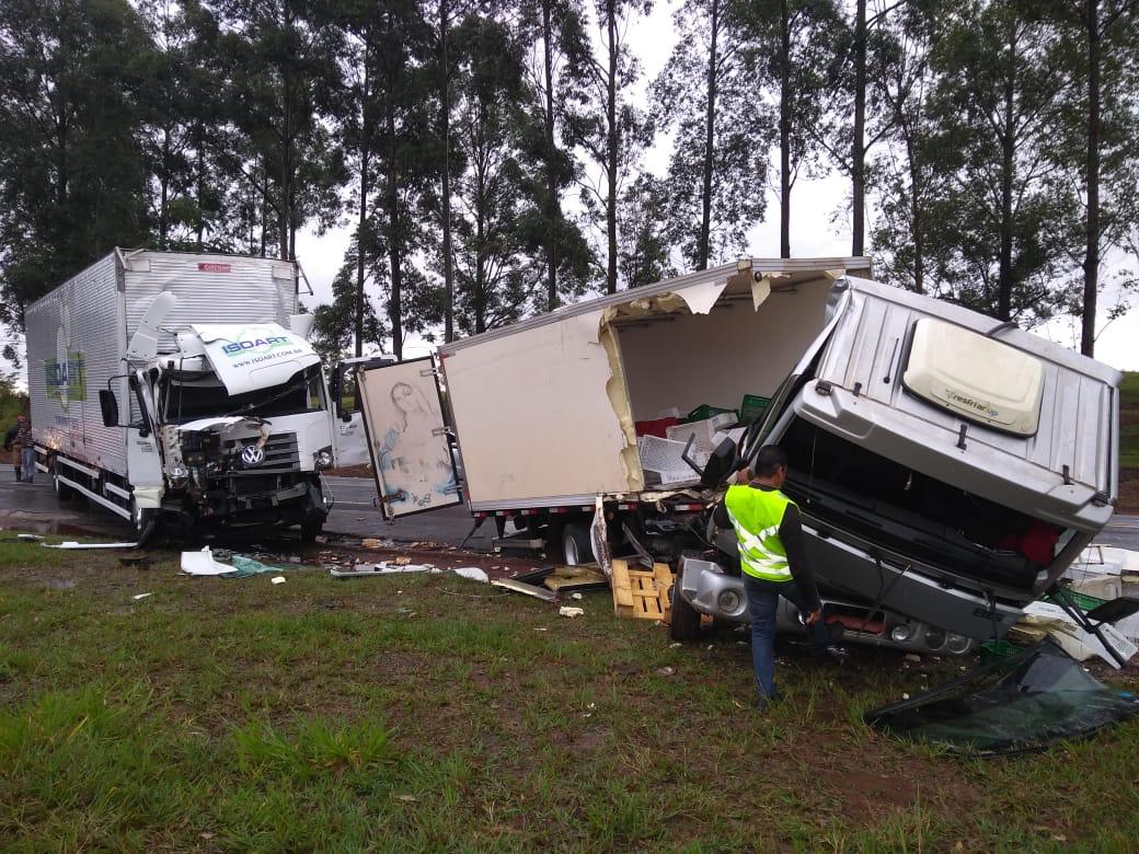  Acidente entre dois caminhões deixa três pessoas feridas na PR-323. (Foto: BATALHÃO DE POLÍCIA RODOVIÁRIA) 