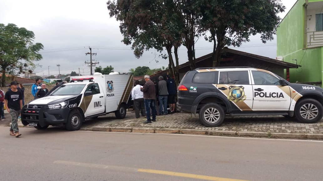 Homem pulou o muro da residência da vítima e logo na sala a esfaqueou até a morte. (Foto: Tiago Silva, da RIC TV | RECORD TV)