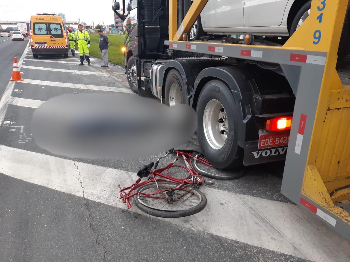  Ciclista morre atropelado por uma carreta na BR-101. (FOTO: PRF SC) 