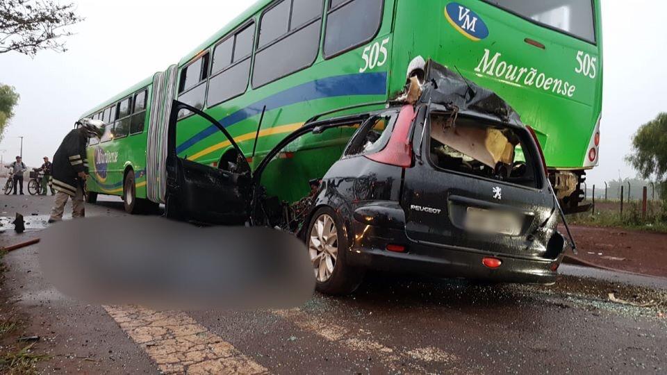  Homem morre após bater na traseira de um ônibus em Campo Mourão. (Foto: Rafael Silvestrin/Tasabendo.com) 