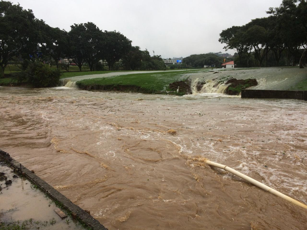  Parque Barigui é atingido pela chuva em Curitiba (FOTO: COLABORAÇÃO/ Grupo Cicalerta24hr) 