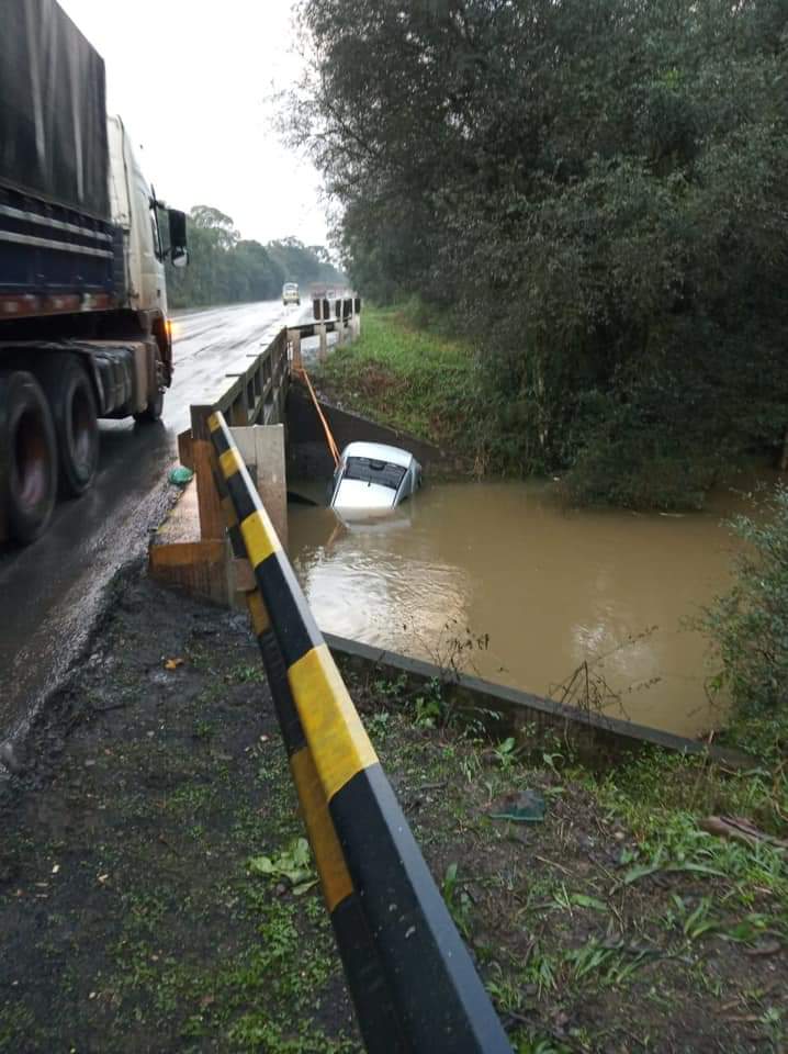  Veículo cai no rio Vargem Grande e deixa três mortos na BR-476. (Foto: Corpo de Bombeiros de União da Vitória) 