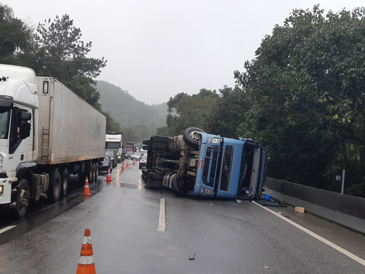  Caminhão com produtos químicos tomba na BR-376; pista está interditada. (Foto: PRF) 