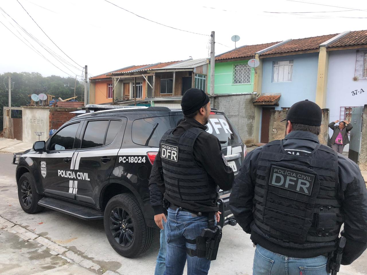 Ao todo, de acordo com a polícia, os criminosos são responsáveis por diversos roubos. (Foto: Tais Santana, da RIC TV | RECORD TV)