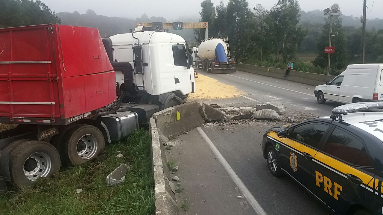  Caminhão de milho tomba na BR-376, em Tijucas do Sul. (Foto: PRF) 