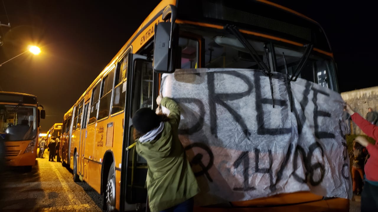  Greve em Curitiba: ônibus bloqueiam ruas e garagens na capital. (Foto: Sindimoc) 