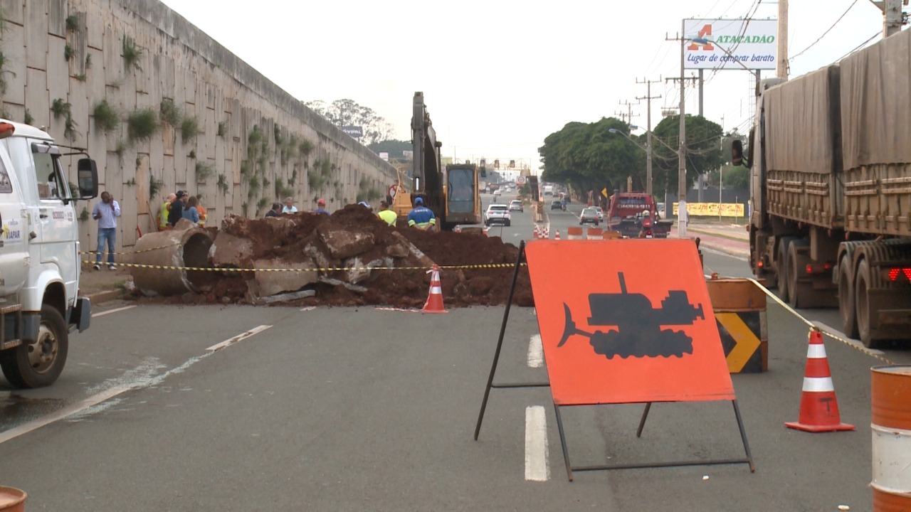  Das quatro faixas da BR-376, três estão bloqueadas. 