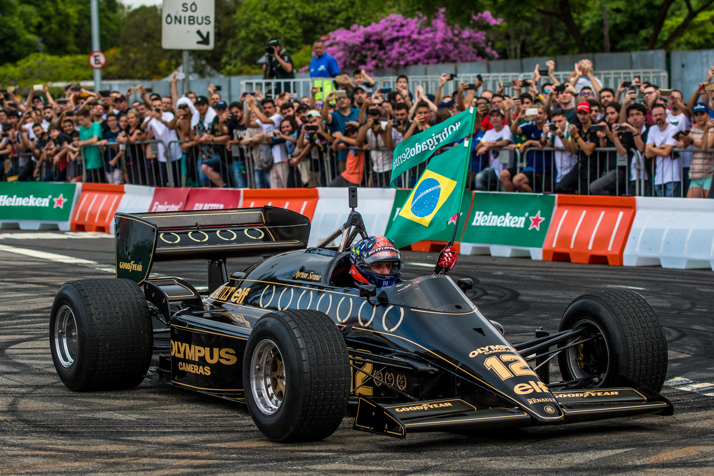 F1: Mercedes faz homenagem a Lauda com nome de rua em sua sede