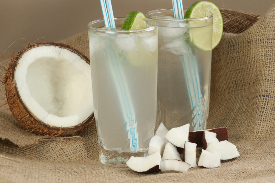 Água de coco é um dos alimentos saudáveis