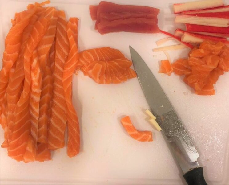 como-fazer-sushi-cortar-o-peixe