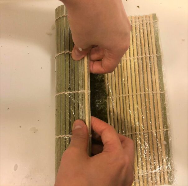como-fazer-sushi-montar-na-esteira-hossomaki