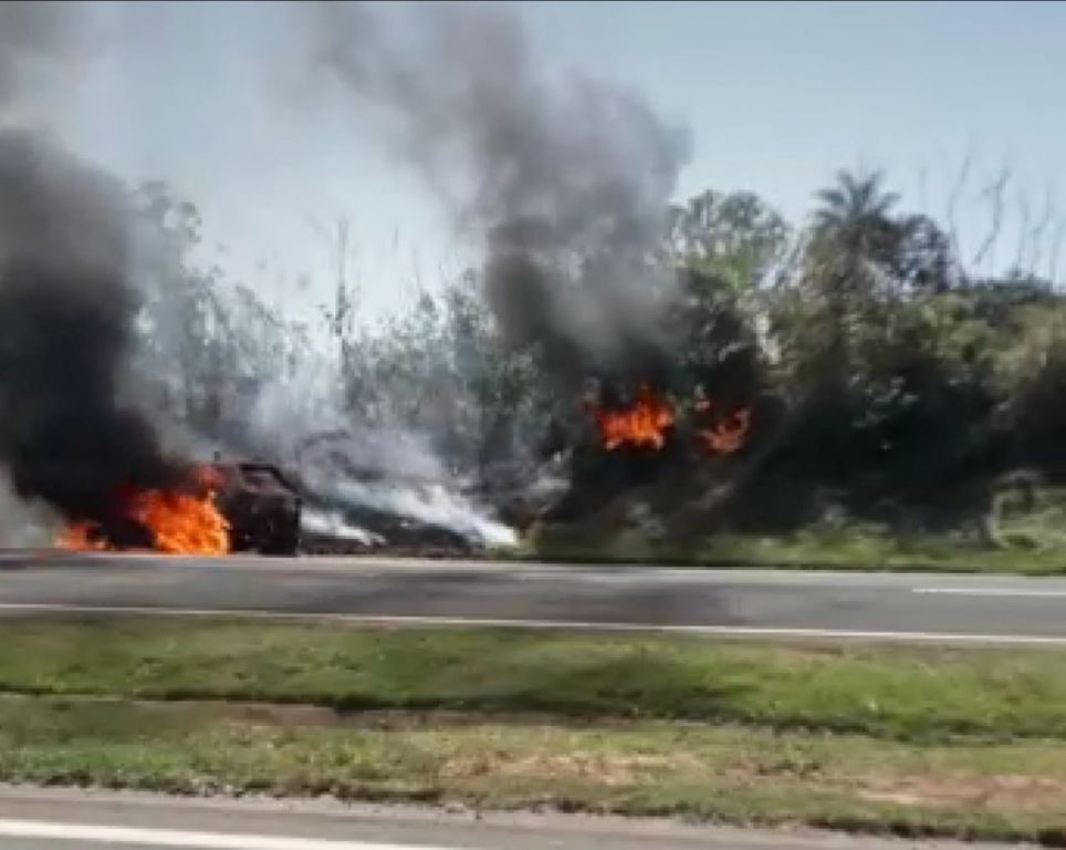  Carro pega fogo próximo a Alto Paraná 