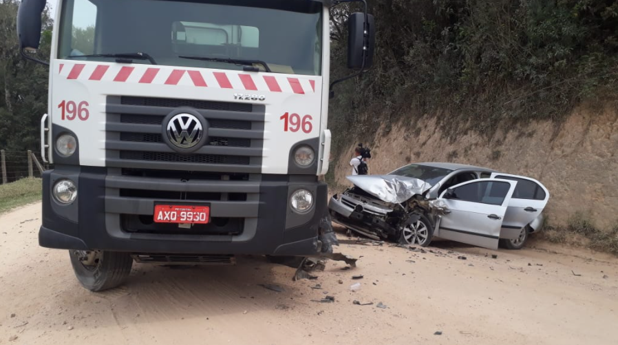  acidente entre caminhão de lixo e carro 