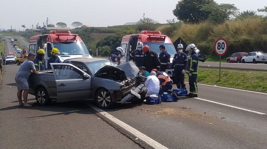  acidente envolvendo carro e caminhão deixa uma pessoa morta 