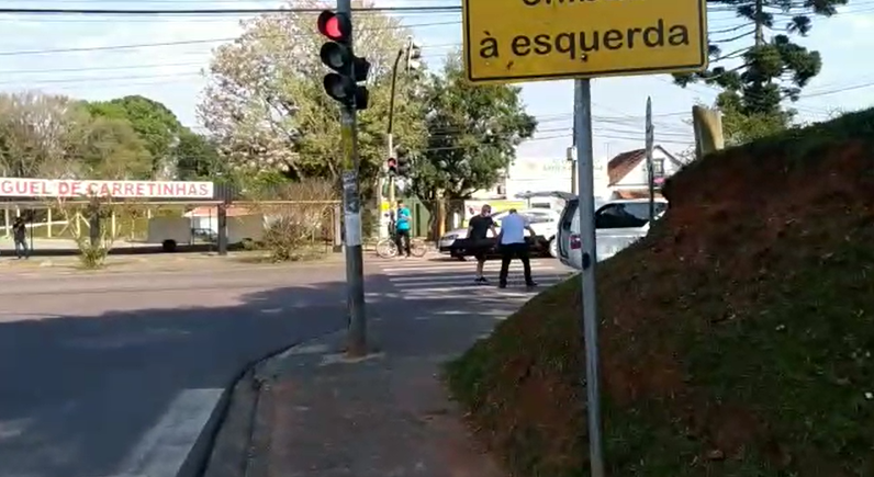  Caixão cai de carro de funerária 