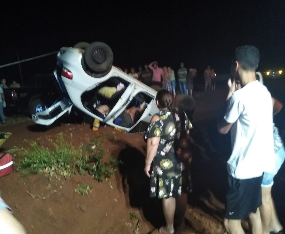  Carro capota e motorista morre no local, em Atalaia 