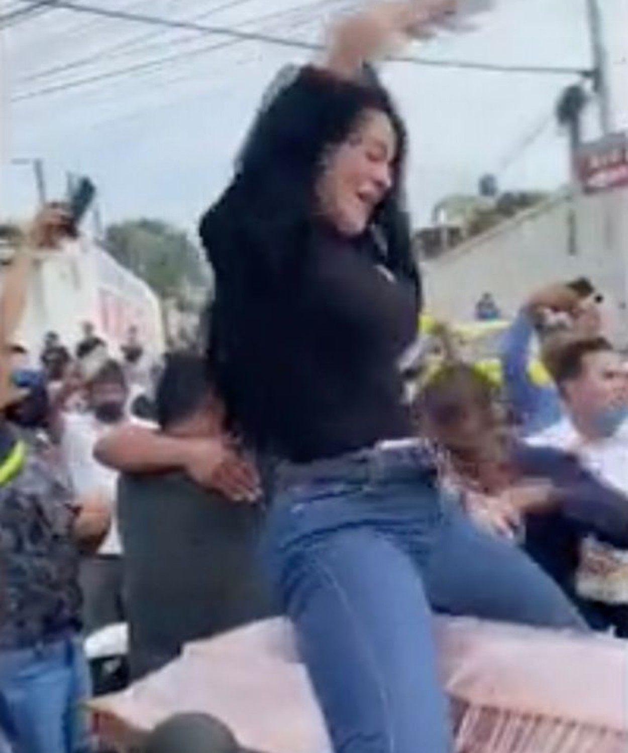 Vídeo: veja o momento que mulher faz dança sensual em cima do caixão do  marido