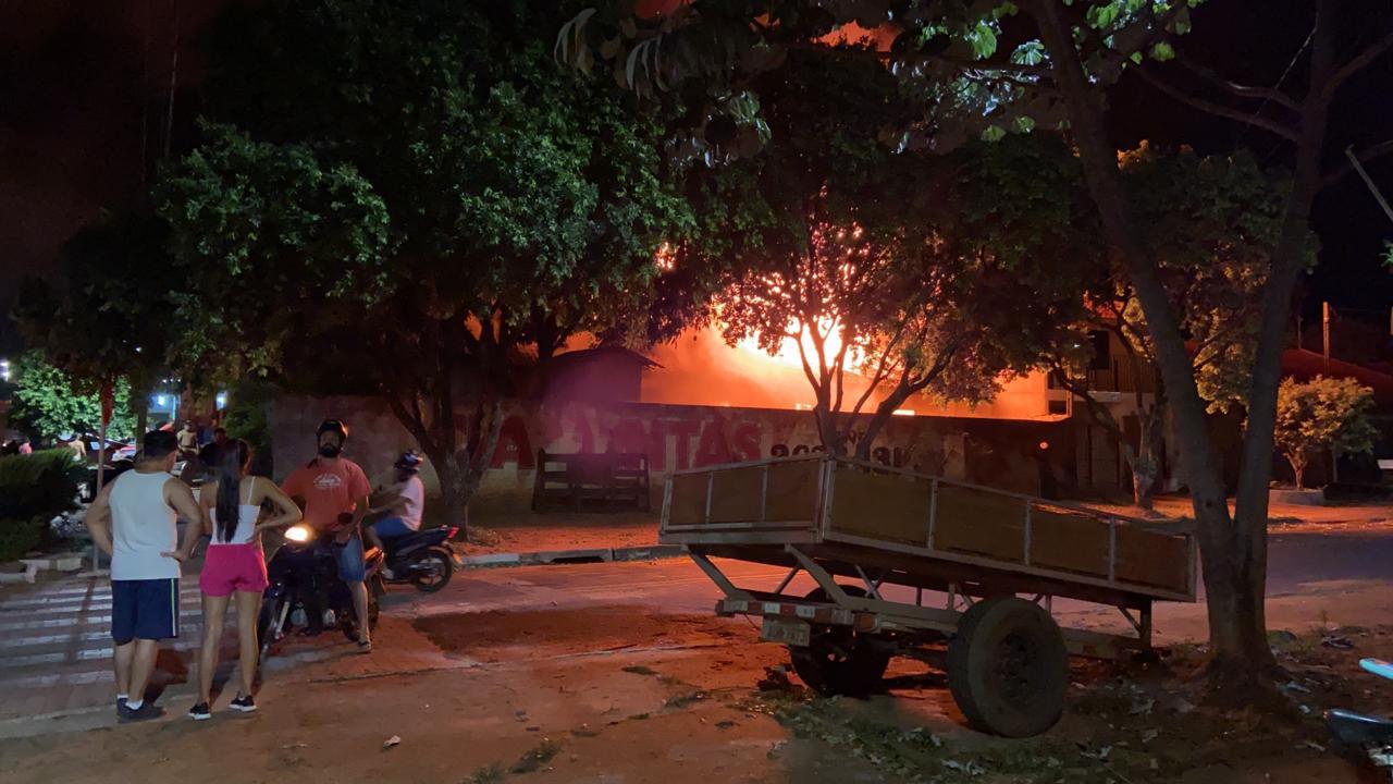  casa é consumida em incêndio em Pérola 