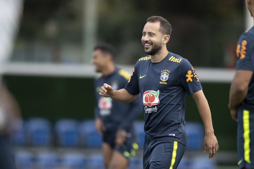  Everton Ribeiro 