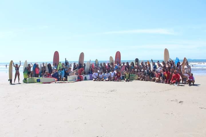 Terceiro encontro de surf feminino paranaense na praia de Ipanema/PR.