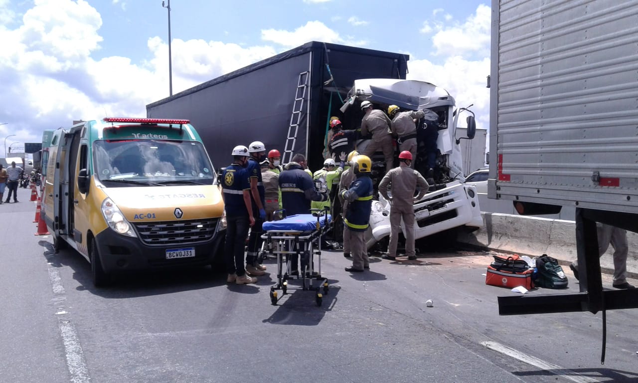  Motorista fica preso às ferragens 