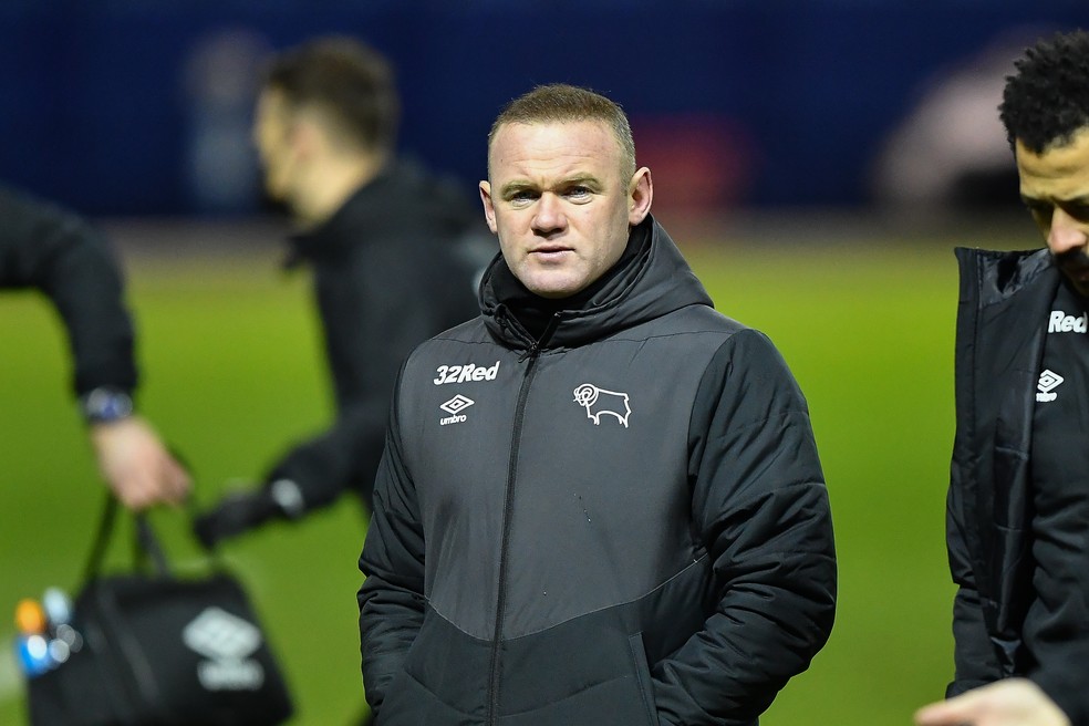 Técnico Rooney machuca próprio jogador em treino do Derby CountyJogada 10