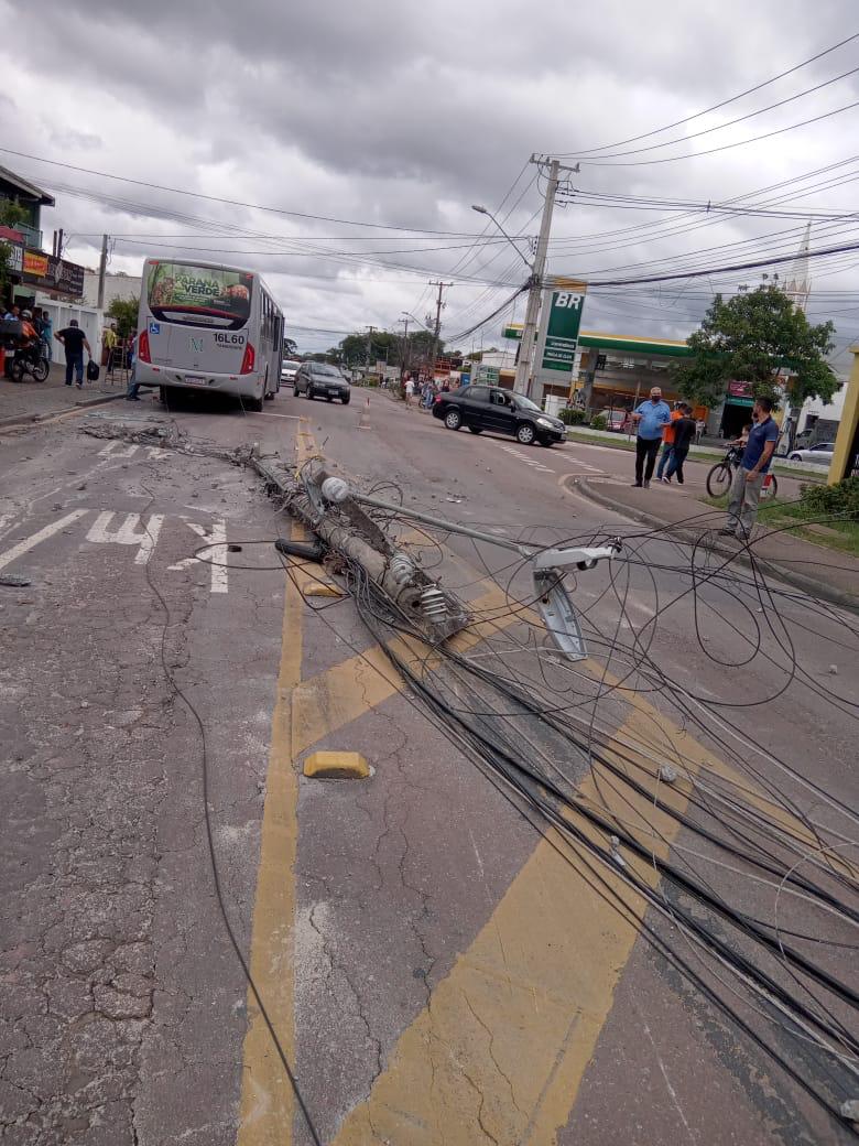  ônibus derruba poste 