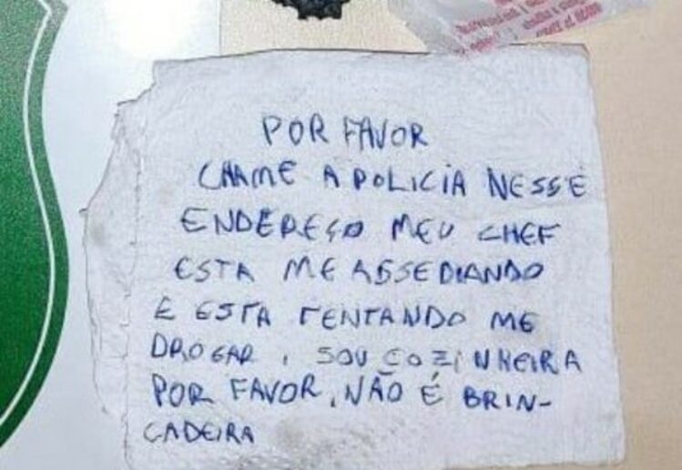  cozinheira pede socorro guardanapo 