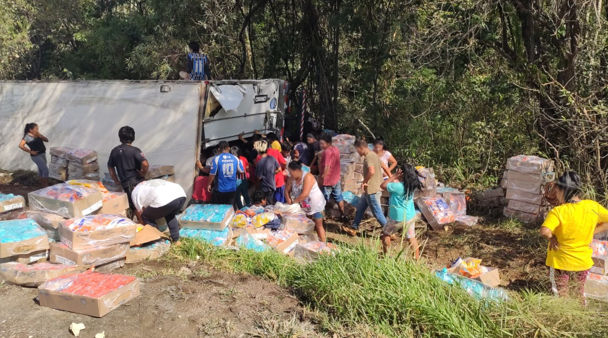  carga-caminhao-saqueada-laranjeiras 