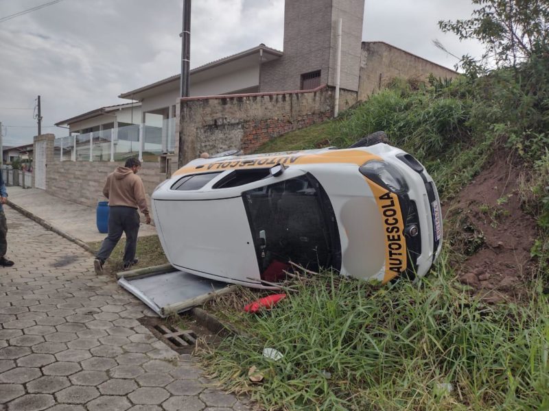  mulher capota carro auto escola 