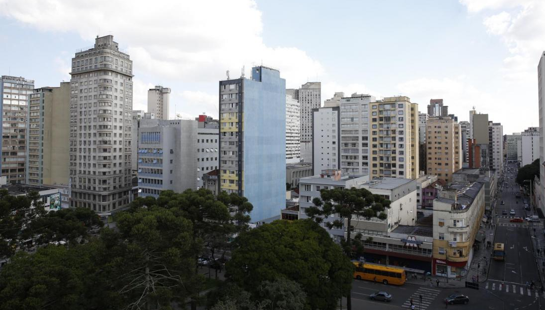  imagem do centro de curitiba sendo vista de cima 