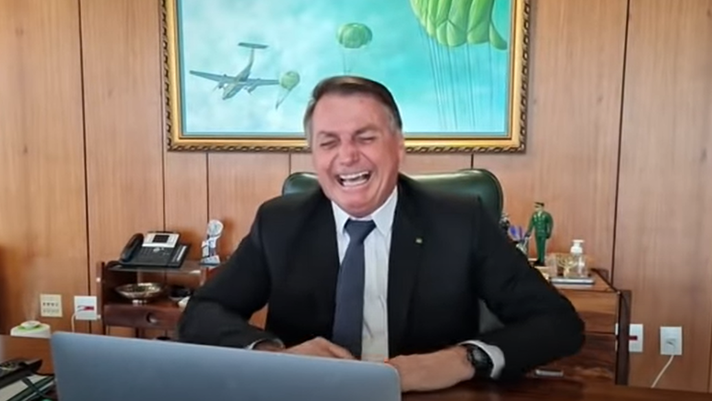  bolsonaro rindo em seu gabinete 