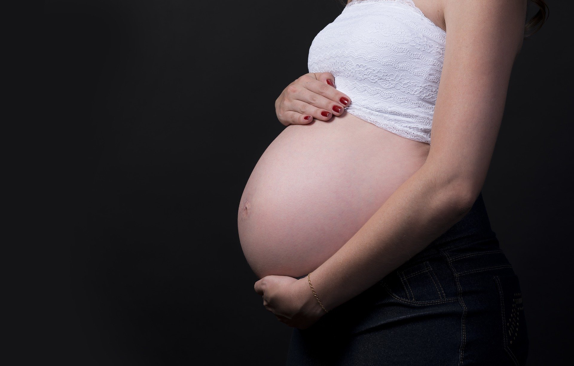  mulher grávida mostrando a barriga 