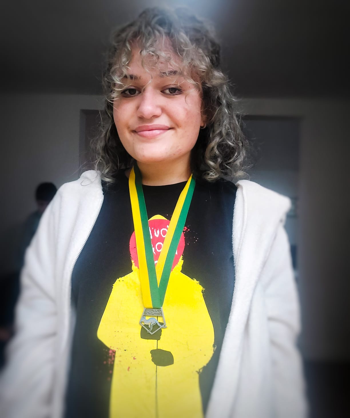  Maria Eduarda com sua medalha 