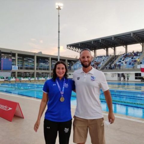  treinador colombense com uma atleta em frente a piscina 