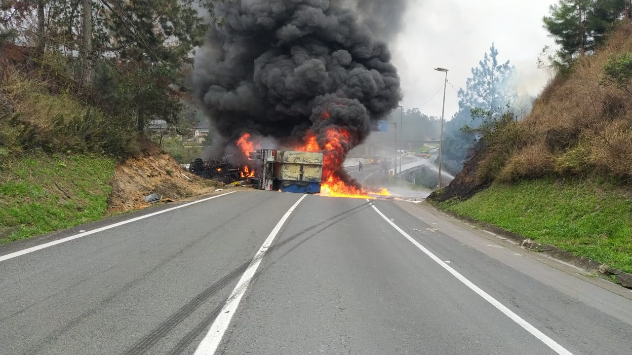 Caminhão-tanque incendeia e interdita BR-277 entre Curitiba e Campo Largo -  Jornal União Campina Grande do Sul