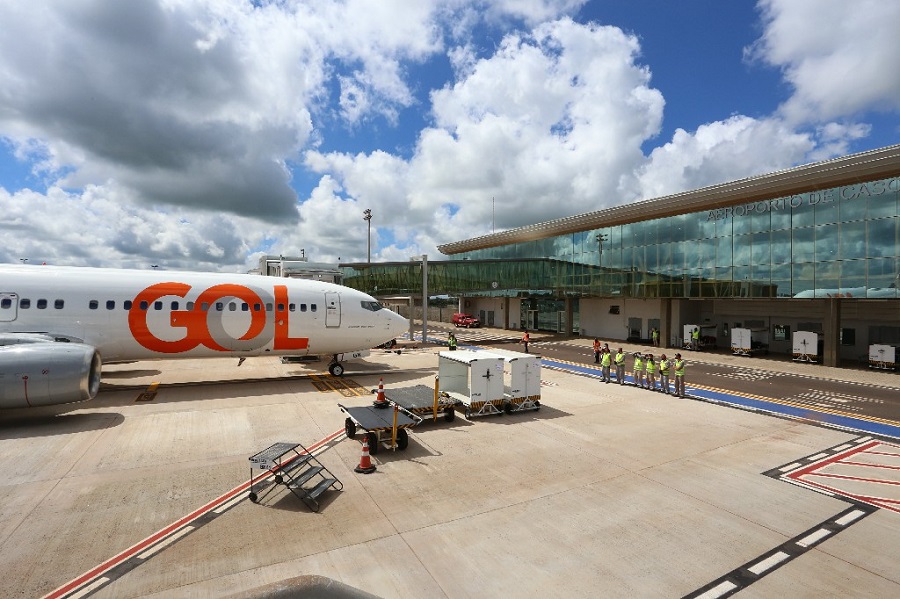 Avião pousa no Aeroporto de Cascavel nesta tarde de quinta-feira (15)