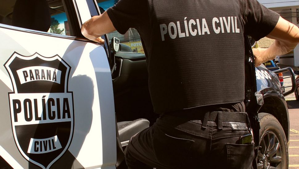  Policial Civil entrando em viatura 