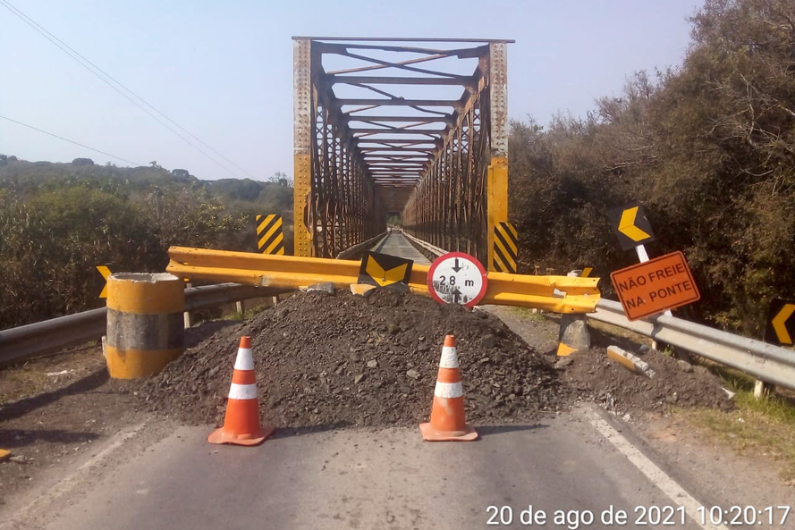  Ponte-de-ferro-interditada-lapa-campo-do-tenente 