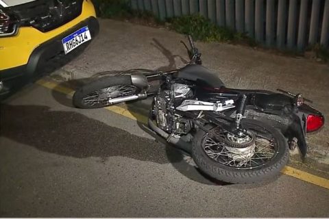  adolescente de moto bate em carro da polícia 