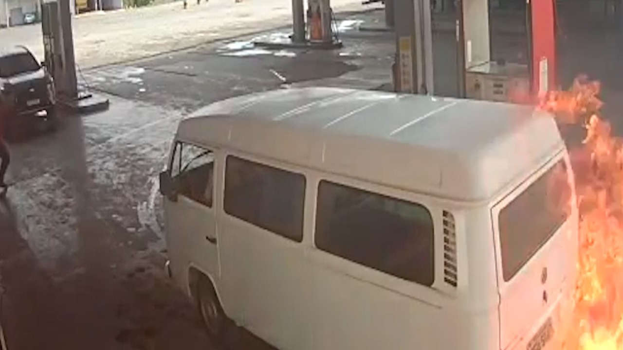  kombi pega fogo em posto no paraná 