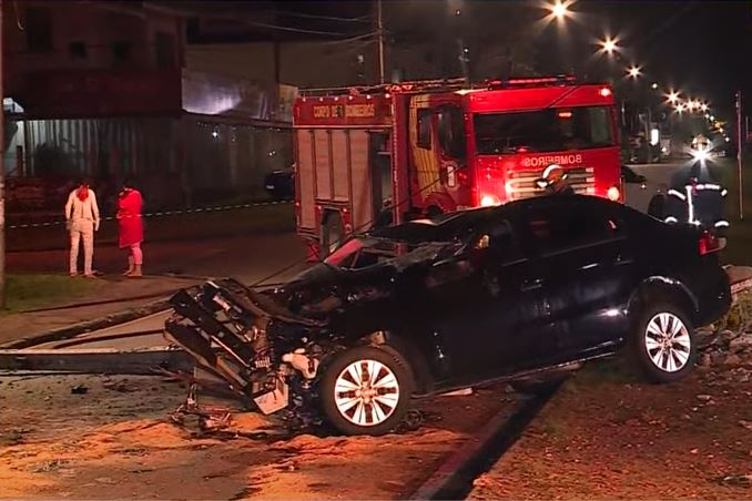  motorista uber bate em poste 