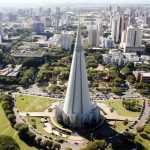 Imagem aérea de Maringá, com destaque para a catedral