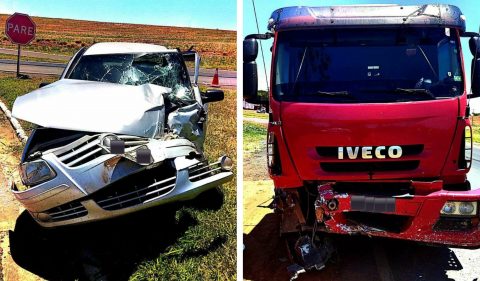  Carro Gol e caminhão Iveco com danos após colisão 