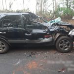 Carro Ecosporte completamente destruídos após colisão