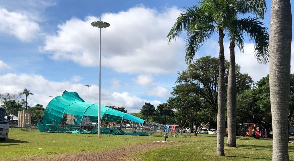 Estrutura de metal de 20 metros da árvore de Natal deitada no gramado da Praça da Catedral de Maringá