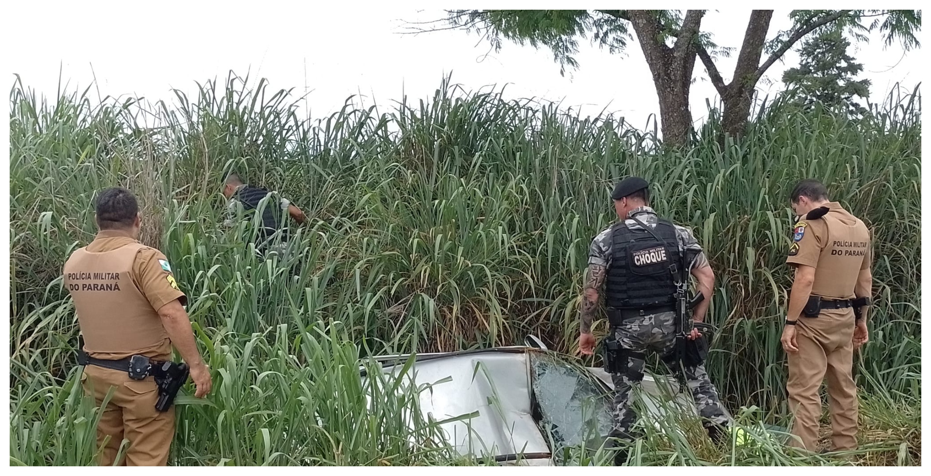  Imagem do carro usado para fuga capotado 