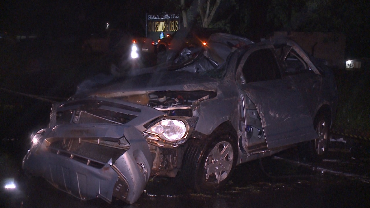  carro destruído após acidente 