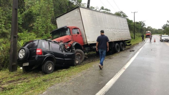  Carro Ecosporte e Caminhão em colisão frontal 