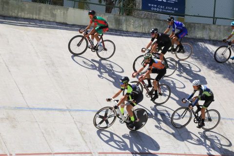  Ciclistas competindo em uma pista 